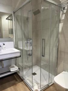 y baño con ducha y lavamanos. en Hotel BESTPRICE Valencia, en Valencia