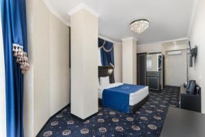 een hotelkamer met een bed en een keuken bij Arcadia City Apartments in Odessa