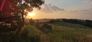 una puesta de sol sobre un campo con un camino de tierra en Cerlino's B&B, en Reggio Emilia