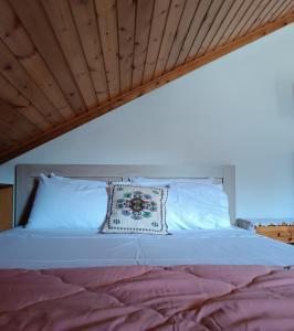 Postel nebo postele na pokoji v ubytování Cozy Loft with Fireplace & View