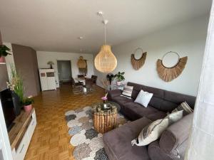 a living room with a couch and a table at Ferienwohnung in Maikammer in Maikammer