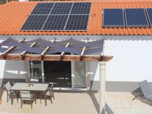 um telhado com painéis solares no topo de uma casa em Villa with private wellness and pool em Salir de Matos