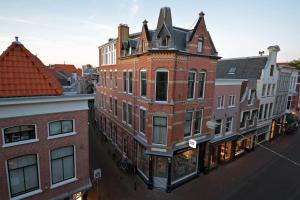 an overhead view of a building on a city street at Bed & Breakfast Hotel Malts in Haarlem