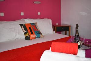 1 dormitorio con 1 cama con almohadas rojas y blancas en Studios Centro 7 - 2nd Floor, en Potos