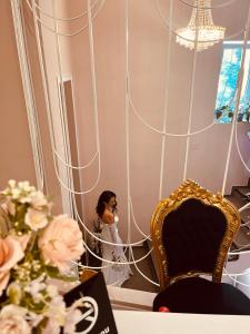 una novia mirando su reflejo en un espejo en COCHET BOUTIQUE, en Târgu Jiu