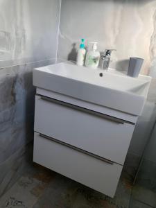 een badkamer met een witte wastafel in een kamer bij Sheltered green oasis in Opatija in Opatija