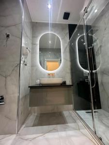Levent beach 1,Luxury apartment في سومقاييت: حمام مع حوض ومرآة