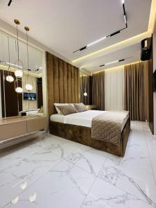 1 dormitorio con 1 cama grande y baño en Levent beach 1,Luxury apartment, en Sumqayit
