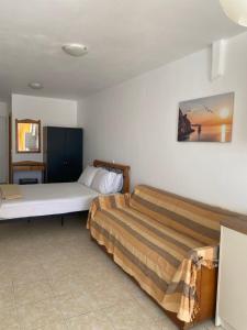 een hotelkamer met 2 bedden in een kamer bij Sisamis Studios Pigadia Karpathos in Karpathos