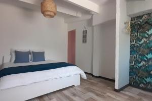 Ένα ή περισσότερα κρεβάτια σε δωμάτιο στο Maisonnette rénovée en campagne