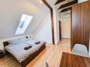 um quarto com uma cama, uma mesa e uma janela em GraVelo - Noclegi em Bartkowa-Posadowa