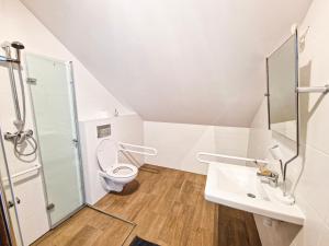 biała łazienka z toaletą i umywalką w obiekcie GraVelo - Noclegi w mieście Bartkowa-Posadowa