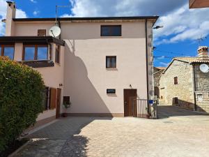 Galeriebild der Unterkunft Casa Mirelia - Holiday home for two with garden and whirlpool in Kaštelir