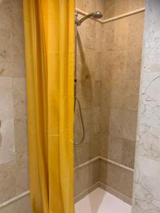 een douche met een geel douchegordijn in de badkamer bij Casa Hermosa Mijas in Mijas