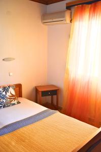 ein Schlafzimmer mit einem Bett mit einem Vorhang und einem Tisch in der Unterkunft Studios Centro 8 - 2nd Floor in Potos
