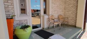 a patio with a table and chairs on a porch at Pensiunea Sergiu & Geanina in Arad