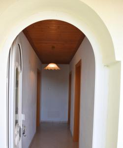 une arche dans un couloir avec un plafond dans l'établissement Studios Centro 8 - 2nd Floor, à Potos