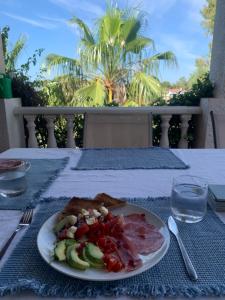 een bord eten op een tafel met een bord eten bij Casa Hermosa Mijas in Mijas
