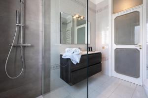 バーリにあるSWEET LIFE - LUXURY APARTMENT-SUITE-ROOMSのシャワーと洗面台付きのバスルーム +13枚の写真