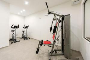 Spordikeskus ja/või sportimisvõimalused majutusasutuses Active Alm Hotel