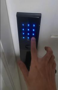 eine Person, die mit ihrer Hand einen Lichtschalter hält in der Unterkunft Staycation Tagaytay Albizia in Tagaytay