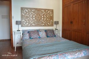 アルムニェーカルにあるLos Cipreses - Casa Olaのベッドルーム1室(ベッド1台、ナイトスタンド2台付)