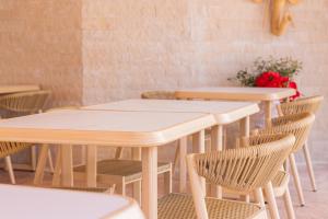 Um restaurante ou outro lugar para comer em PATIO MARE