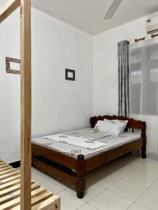 um quarto com uma cama num quarto em Serene Abodes em Stone Town