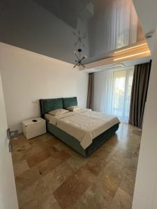 a bedroom with a bed and a ceiling fan at Apartament Astria Olimp in Olimp