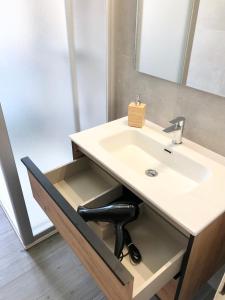 加爾達湖濱的住宿－appartamento Peler，浴室设有水槽和镜子下的椅子