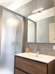加爾達湖濱的住宿－appartamento Peler，一间带水槽和镜子的浴室