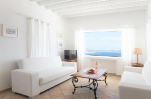 Uma TV ou centro de entretenimento em Aeri Villas & Apartments