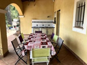 une salle à manger avec une table et quelques chaises dans l'établissement Maison 8/10 pers au calme absolu, à Draguignan