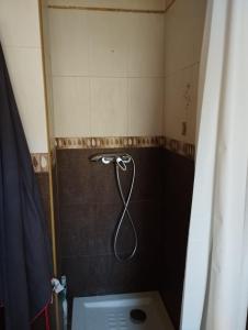 y baño con ducha y manguera. en Apartamento en Barcelona en Barcelona