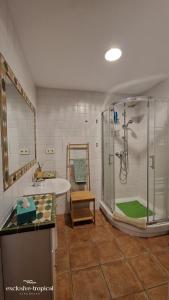 アルムニェーカルにあるLos Cipreses - Casa Olaのバスルーム(シャワー、バスタブ、シンク付)