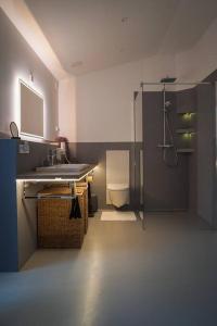 un bagno con doccia, lavandino e WC di Traumhaus am See a Kahnsdorf