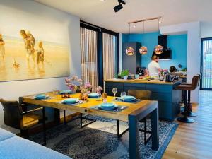 un soggiorno con tavolo e cucina di Traumhaus am See a Kahnsdorf Altre 26 foto