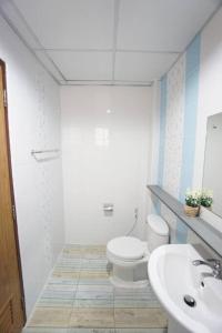 a bathroom with a toilet and a sink at Maruay Living Apartment 506 (Khaosan/Chinatown/Samyot MRT) in Bangkok