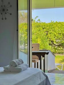 1 dormitorio con 1 cama frente a una ventana en Villa Liberti, en Castellabate