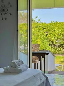 Un dormitorio con una cama frente a una ventana. en Villa Liberti, en Castellabate