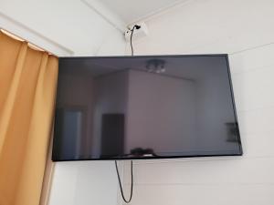 einen Flachbild-TV, der an einer Wand hängt in der Unterkunft Zunfthaus zur Rebleuten in Chur