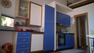 Kitchen o kitchenette sa Appartamento Residence Isola Rossa