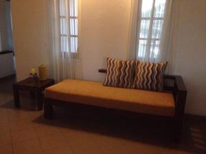 1 cama en una habitación con 2 ventanas en Luxury Colombo Escape, en Talawatugoda