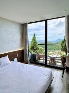 Postel nebo postele na pokoji v ubytování Charisma Hotel Da Lat