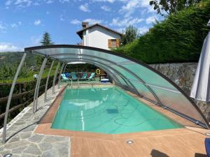 The swimming pool at or close to B&B La Soldanella