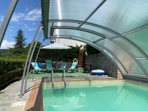 The swimming pool at or close to B&B La Soldanella
