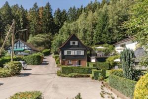 une maison au milieu d'une rue dans l'établissement Landhaus Kraehenberg, à Niedersalwey