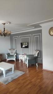 a living room with a couch and two chairs at Dağ ve Denizi Bir arada yaşatan tatil evi in Akcaabat