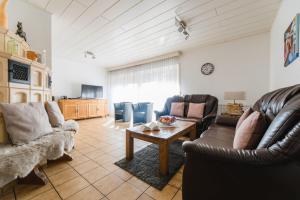 Sala de estar con 2 sofás y mesa en Landhaus Salweytal, en Niedersalwey