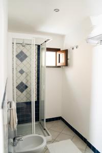 y baño con ducha y aseo. en Casa Lussu en Lipari